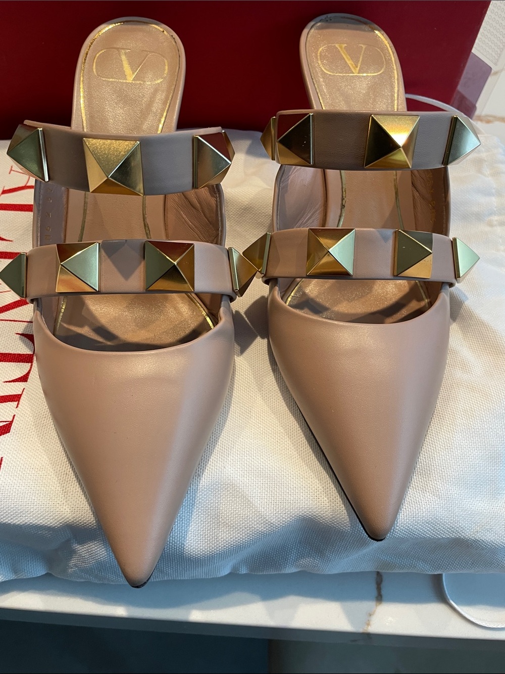 Valentino Garavani Beige Pointed-Toe Rockstud Mule with Gold Studs - Picture 2 of 9